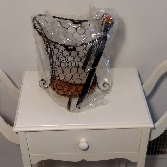 Wire & wicker, all occasion basket, never used, in orig. box, black & tan - Picture 3 of 3